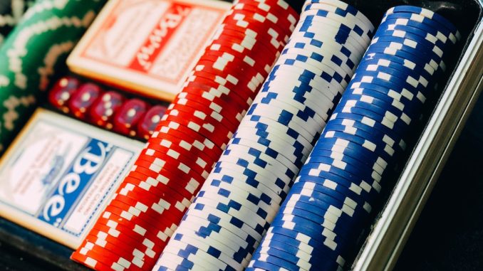 Kan man verkligen tjäna pengar på att spela poker online? illustration